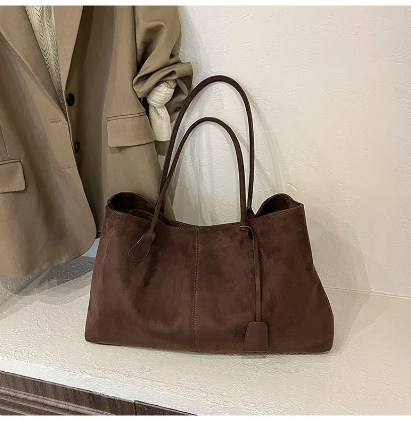 Damen-Schultertasche aus braunem Kunstwildleder, Lässiger Minimalistischer Stil für Tägliche Aufgaben, Wochenendausflüge & Alltägliche Arbeitshandtasche – Detail 15
