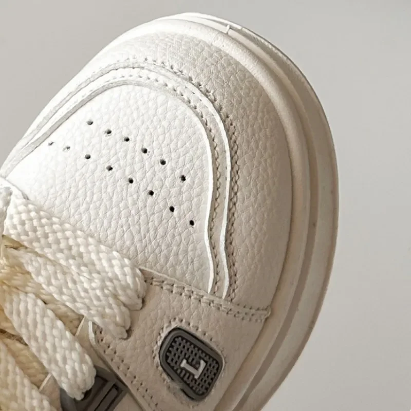 รองเท้าผ้าใบลำลองแบบยูนิเซ็กซ์ รุ่นใหม่ประจำฤดูใบไม้ร่วงปี 2025 สำหรับเด็กผู้ชายและเด็กผู้หญิง ระบายอากาศได้ดี สีขาว ไซส์เด็ก 26-37