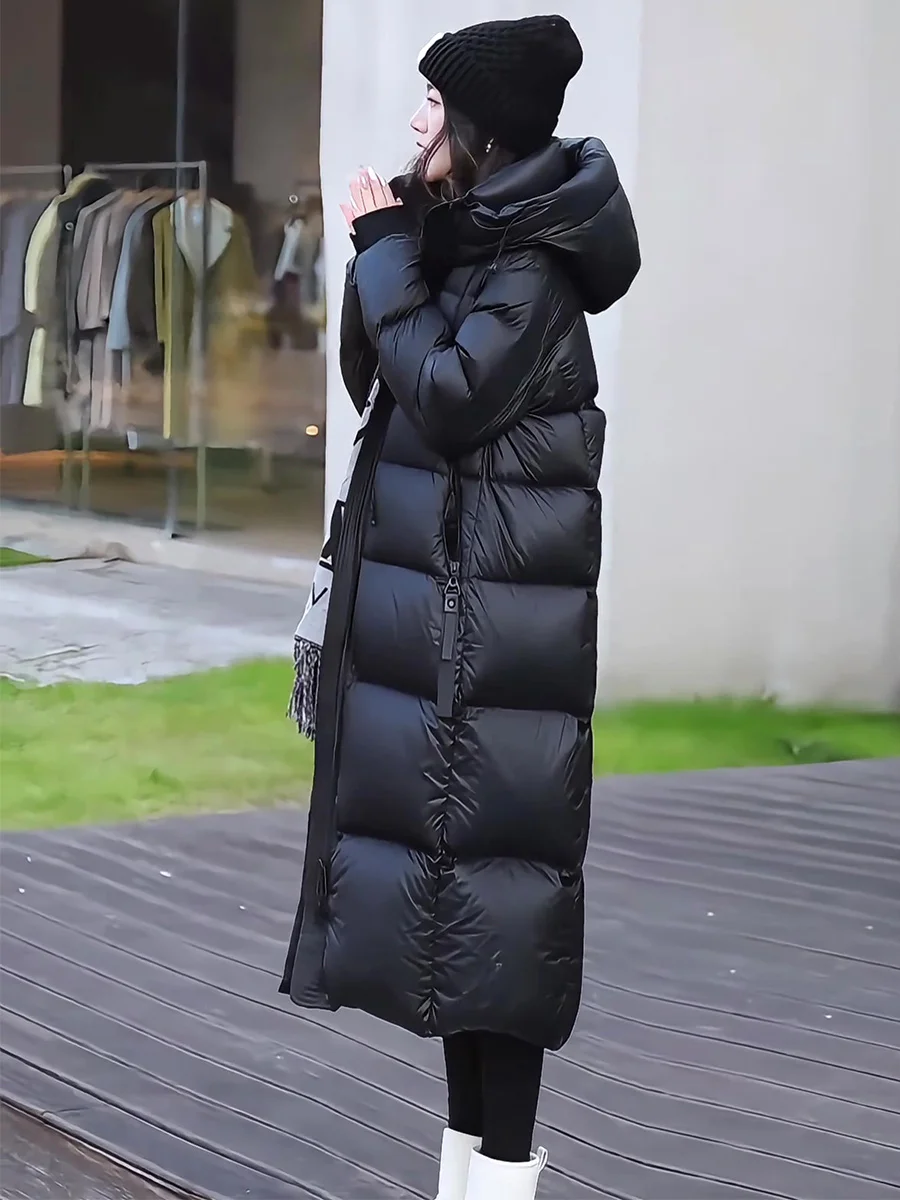 Długi płaszcz puchowy damski zimowy, modny, ocieplany, ciepły, biały płaszcz puchowy z kapturem, krój casual, elegancki, rekreacyjny.