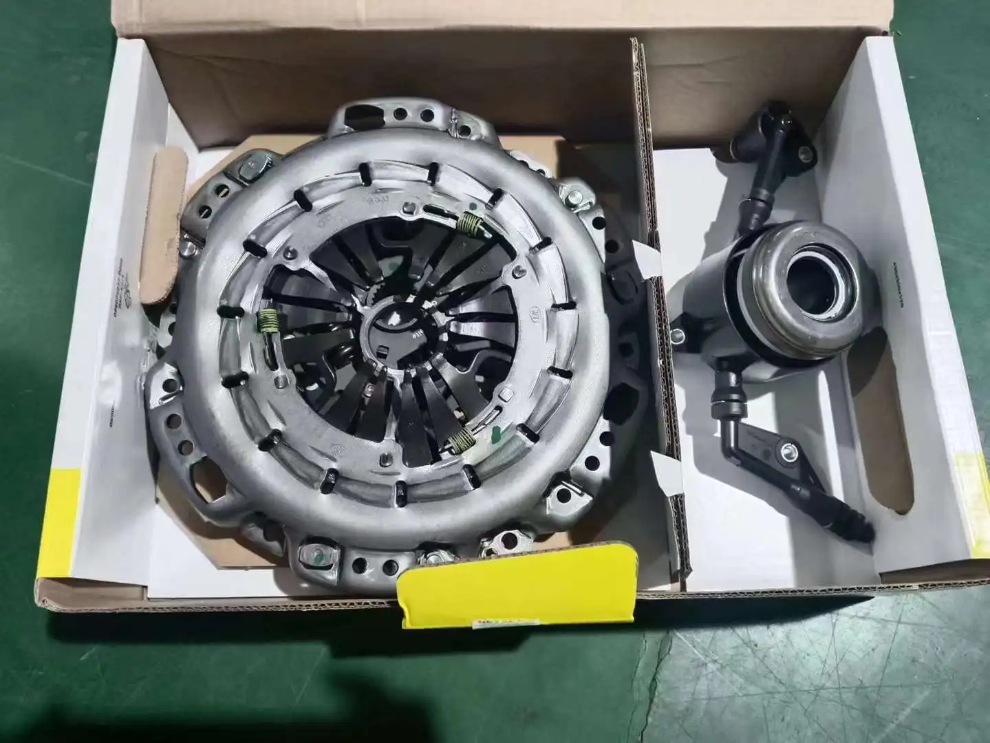 

LUK 21207576519 ADB113015 3 Series X1 Clutch Kit New Condition Applicable to 600026100 600025400 623323800 3000970122