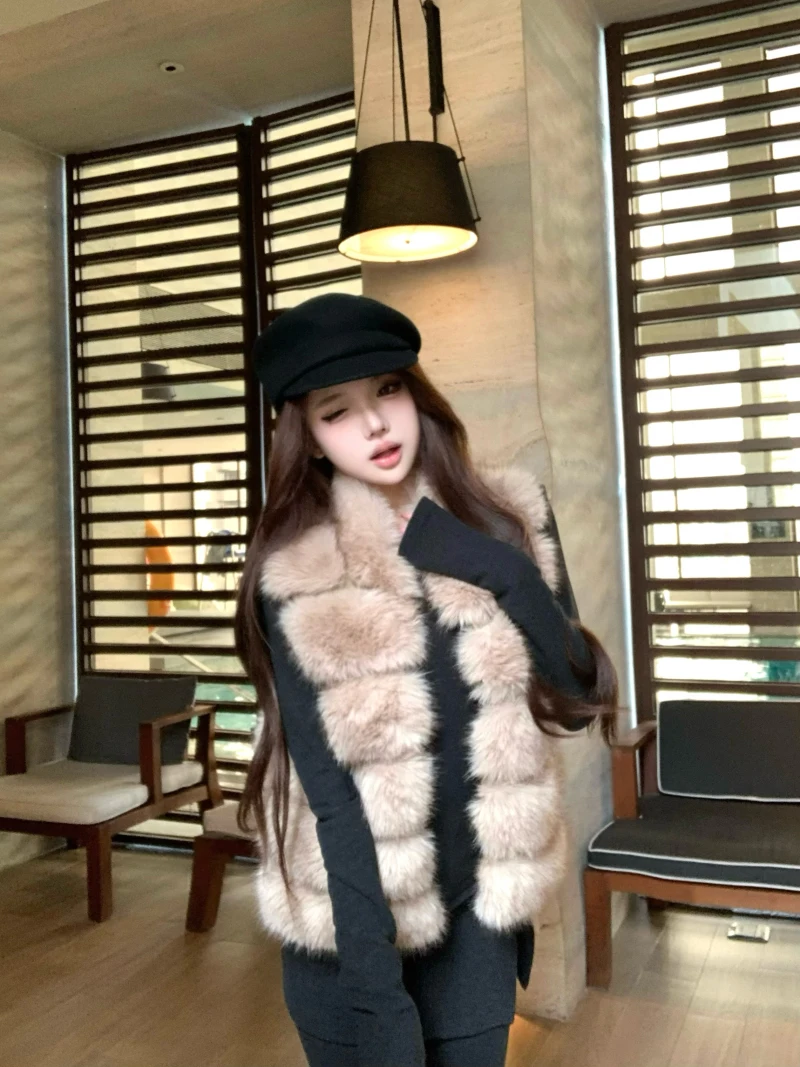 

Экологичный комплект из трех предметов: жилет из искусственного меха, приталенная базовая рубашка и расклешенные брюки для женщин, в повседневном стиле, для работы и отдыха.