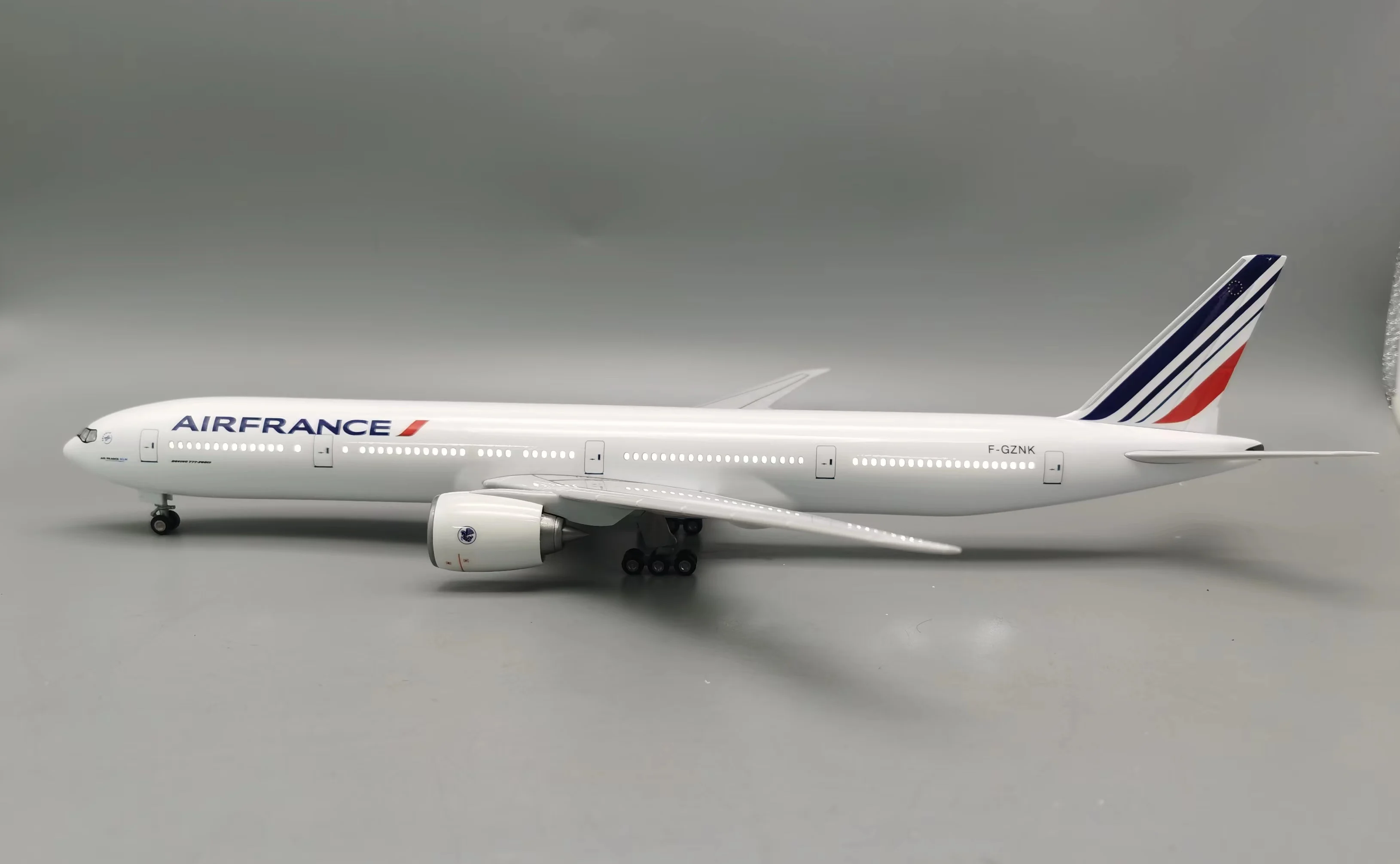 Air France 47CM 1:142 Model aircraft B777 Air France Airbus LED light die casting machine collected as a gift for aviation enthu