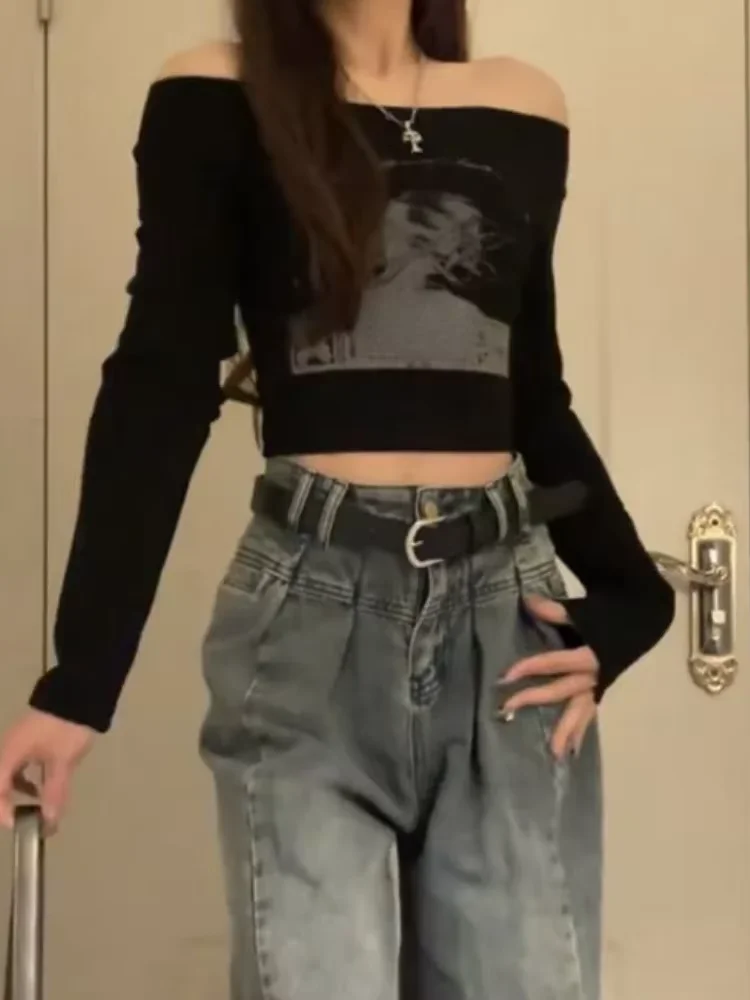 تيشيرتات نسائية سوداء برقبة مائلة وأكمام طويلة مطبوعة تي شيرت 2025 Ropa Mujer Harajuku ملابس علوية مثيرة كورية غير رسمية Y2k تي شيرت