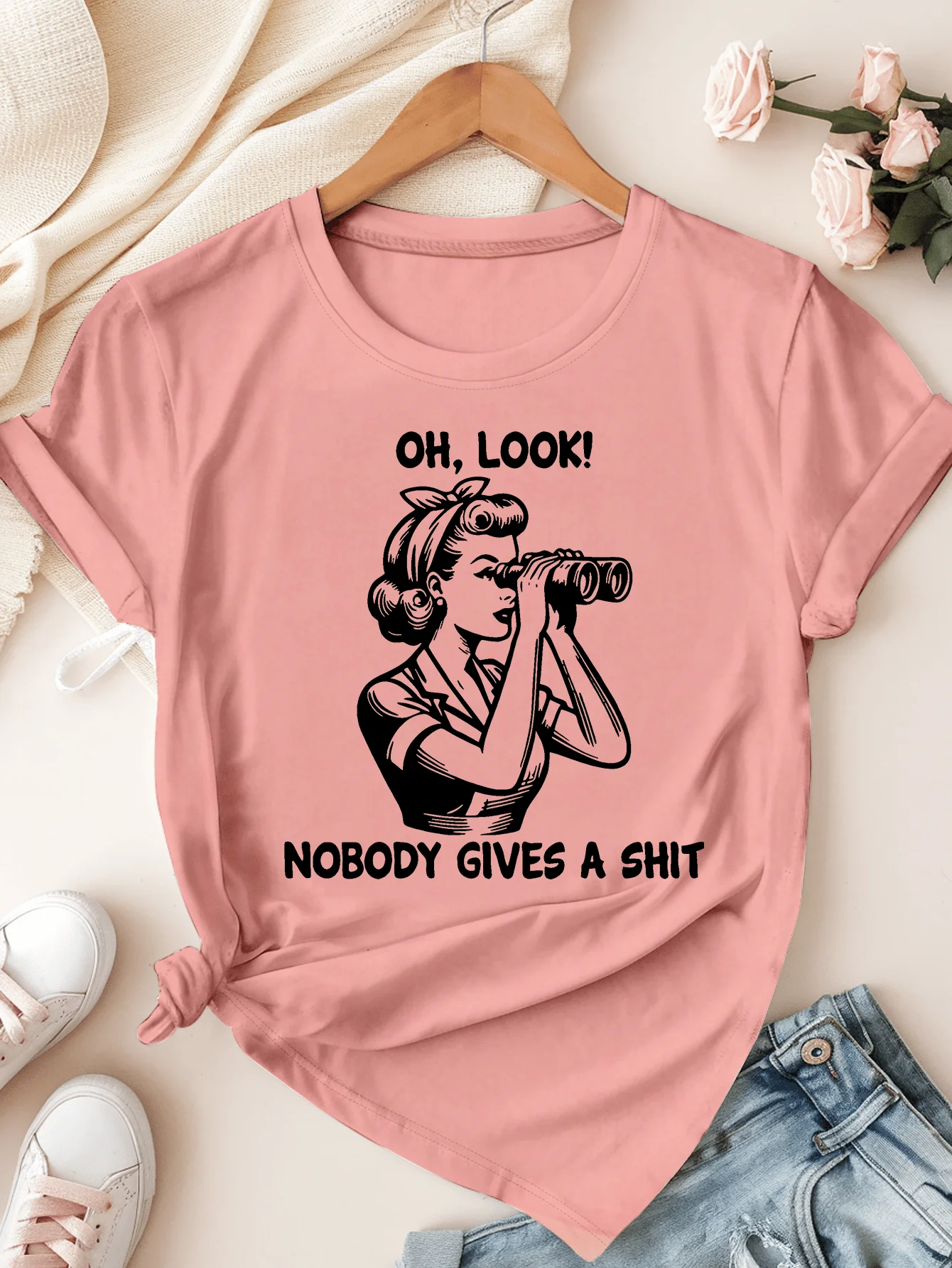 

Женская летняя одежда больших размеров. Розовая футболка с коротким рукавом, ретро-стиль с графикой и дерзкой цитатой, острый и модный повседневный топ.