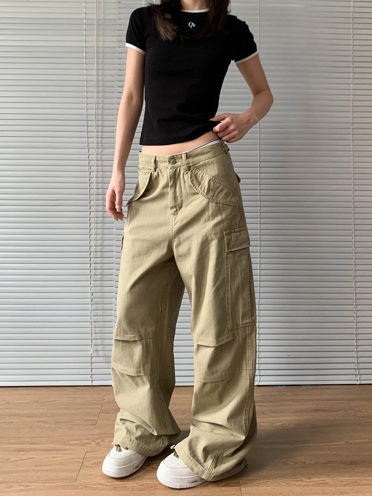 

Aket Американские ретро плиссированные рабочие брюки цвета хаки Женские уличные свободные прямые брюки-трубы Повседневные брюки из смеси хлопка и полиэстера