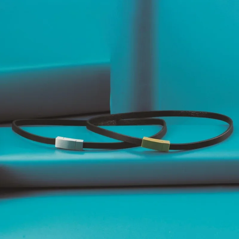 طوق حبل جلدي مربع من الفولاذ التيتانيوم بتصميم متخصص، قلادة سلسلة الترقوة النسائية، قلادة حبل من الجلد الأسود