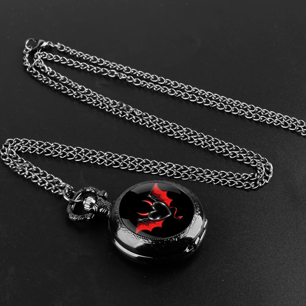 ساعة جيب كوارتز سوداء على شكل قبة زجاجية من Love Little Devil مع قرص أرقام عربية وسلسلة متينة هدية للرجال والنساء