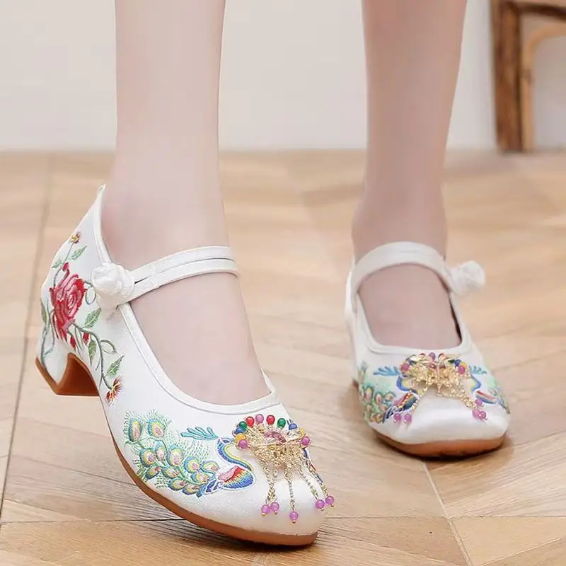 

2026 New Girl's Block Heel Embroidered Hanfu Shoes Ethnic Style String Bead Tassel Round Toe Buckle Strap Cloth Shoes
