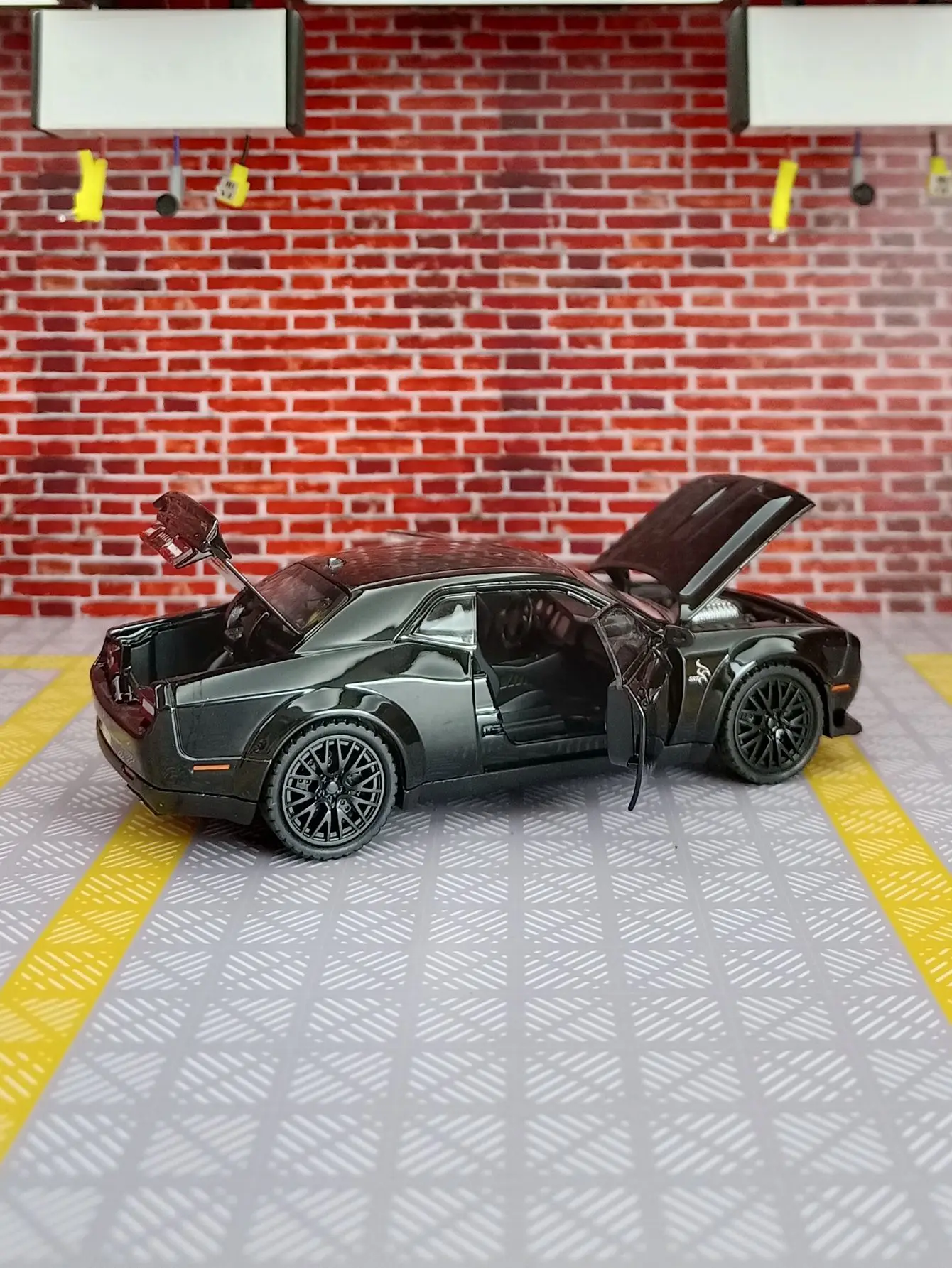 1/32 Simulation  SRT Model Car Toy Alloy Body Doors Opened Sound Light Pull Back Off-road Vehicle Models Simulation Ornaments