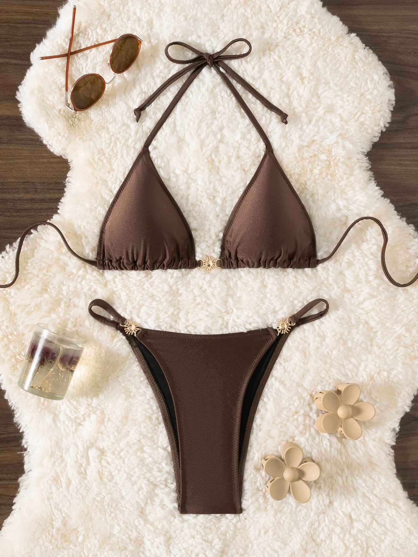 

Глянцевый коричневый комплект бикини с треугольными чашечками и завязками на шее, с высокой посадкой и стрингами, женский пляжный купальник