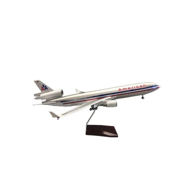 Modelo de avión McDonnell Douglas MD-11, versión American Airlines con luces LED, ruedas rodantes, modelo de pantalla de escritorio