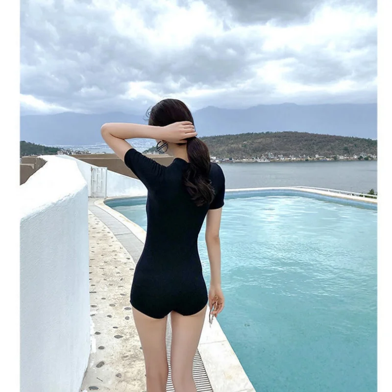 Neuer, schnell trocknender Shorts-Kurzarm-Badeanzug, halbhoher Ausschnitt, hoher Ausschnitt, einteiliger Badeanzug, einfarbiger Taucheranzug zum Schwimmen