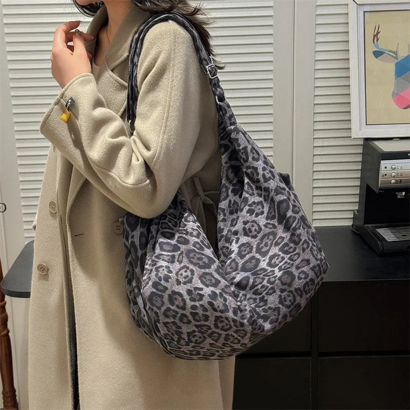 

Leopard Print Nylon Crossbody Bags 2025 High Quality Shoulder Bags Large Capacity Zipper Popular Fashion Soft Handbags