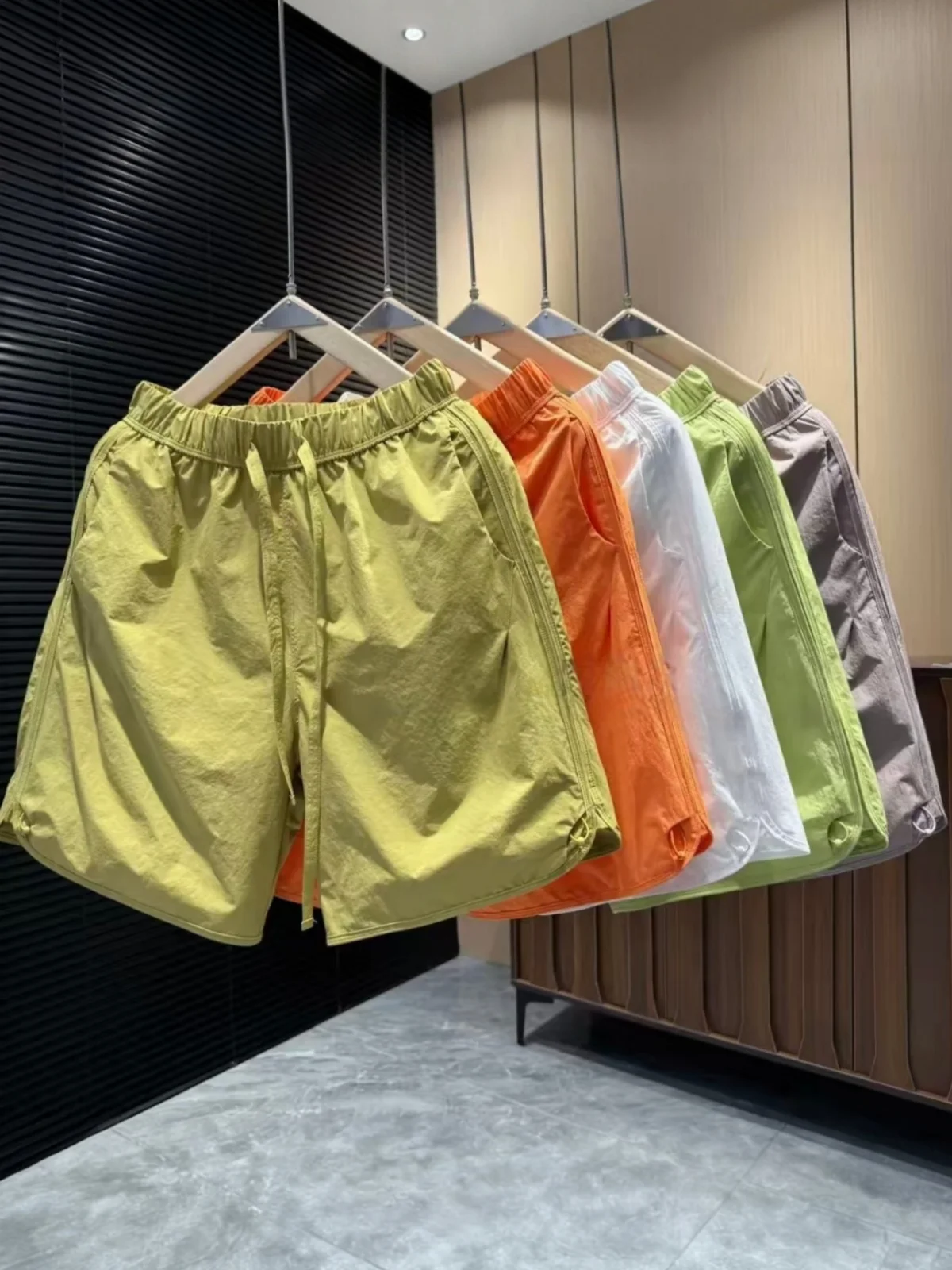

Summer Thin Line Pattern Casual Shorts Men's Loose Breathable Outdoor Beach Five-Quarter Pants Polyester Fiber Easy Care
