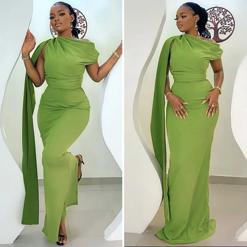 فستان نسائي طويل بياقة مائلة بكتف واحد بدون أكمام وطيات ومقسمة، لون خالص