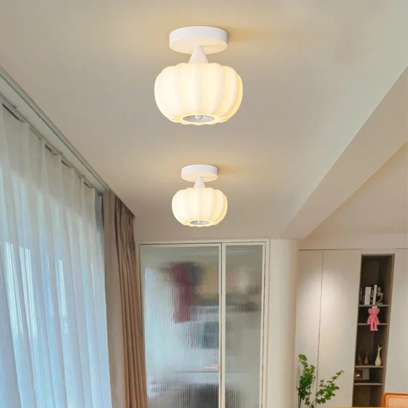 الرياح الكريمية، البساطة، الشرفة، مصباح السقف الصغير، مصباح السرير