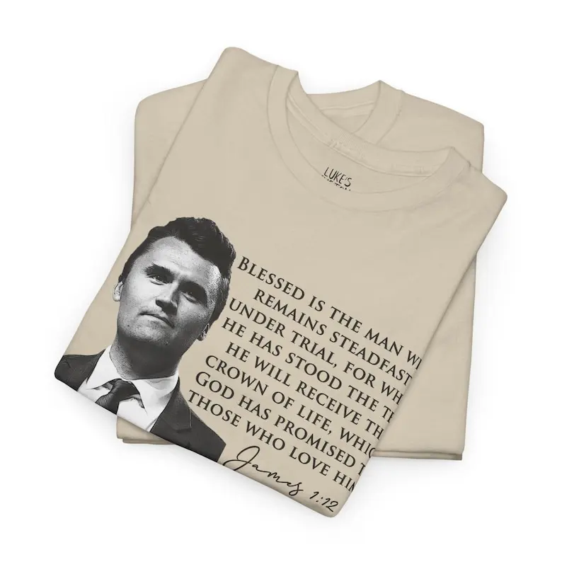 قميص آية الكتاب المقدس تشارلي كيرك جيمس 1:12، باتريوت حقيقي في الذاكرة المحبة لقميص تشارلي كيرك