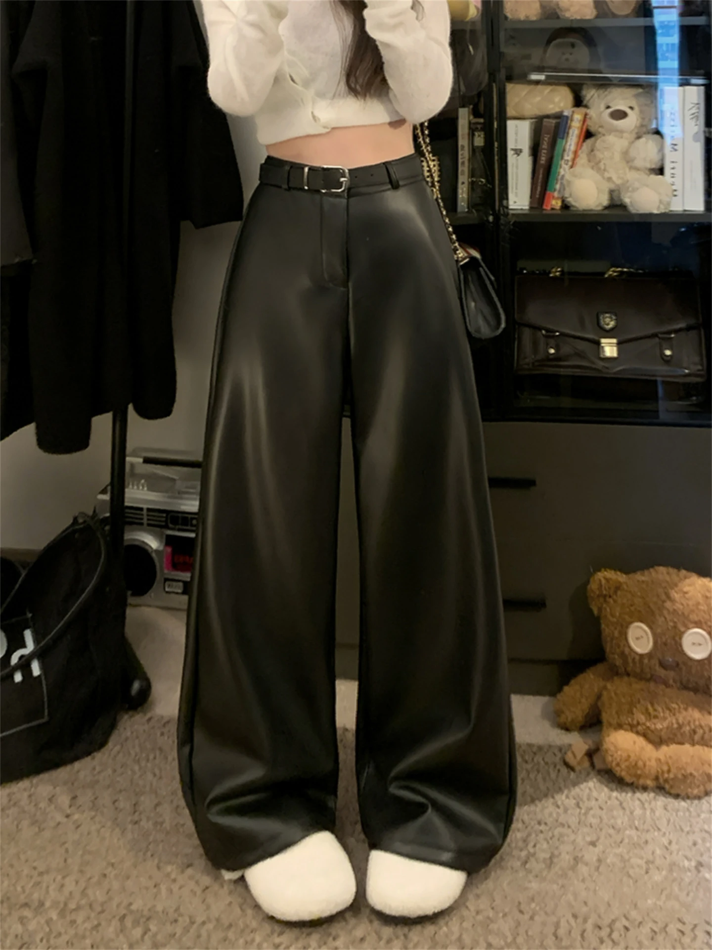 Pantaloni in pelle casual in pelle PU di velluto sottile per donna Autunno Inverno Nuovo senso del design Pantaloni a gamba dritta marrone nero a vita alta