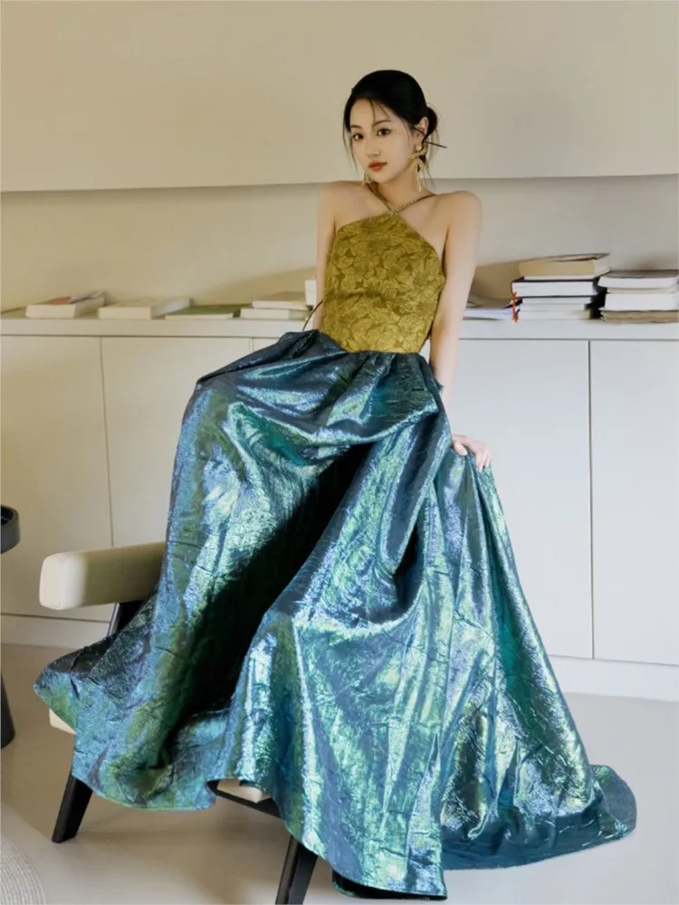 

Fashionable toasting light luxury and niche banquet dress