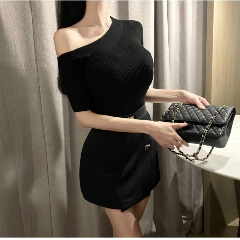 Camisetas de punto con hombros descubiertos para mujer, prendas de punto coreanas lisas de manga corta, camisas cortas ajustadas para primavera y verano, 2025