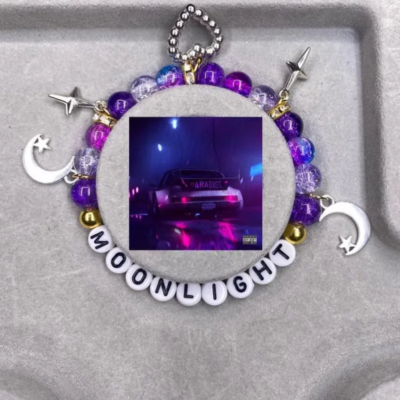 Pulsera de luz de luna estilo atlántico hecha a mano con adornos y2k con corazones y estrellas lunares.