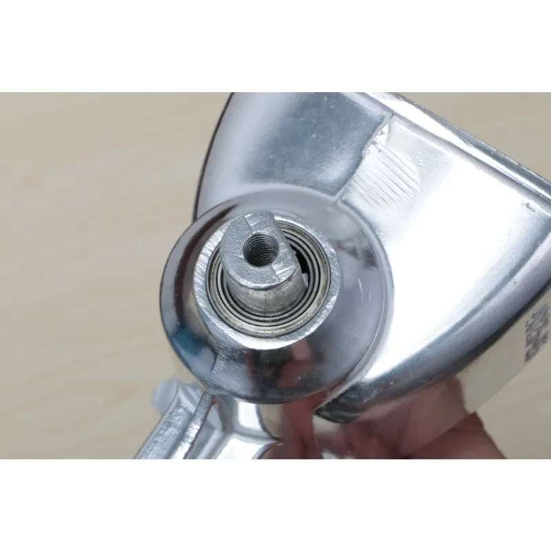 

Маленькая бытовая ручная машина для производства гранул корма для рыб, кур, собак, гранулятор для кормов, ручной гранулятор для кормов.