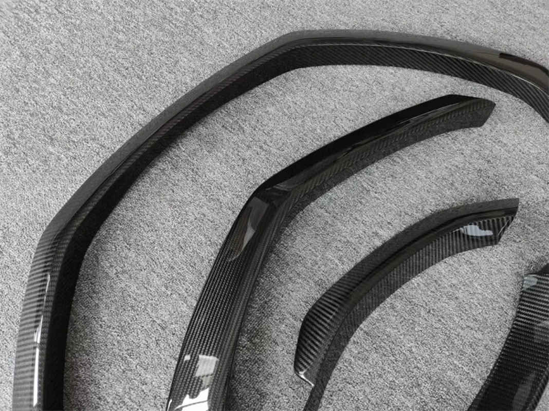 

M Style Carbon Fiber Fenders Decorate the Car Wheel Eyebrow for URUS Body Kit