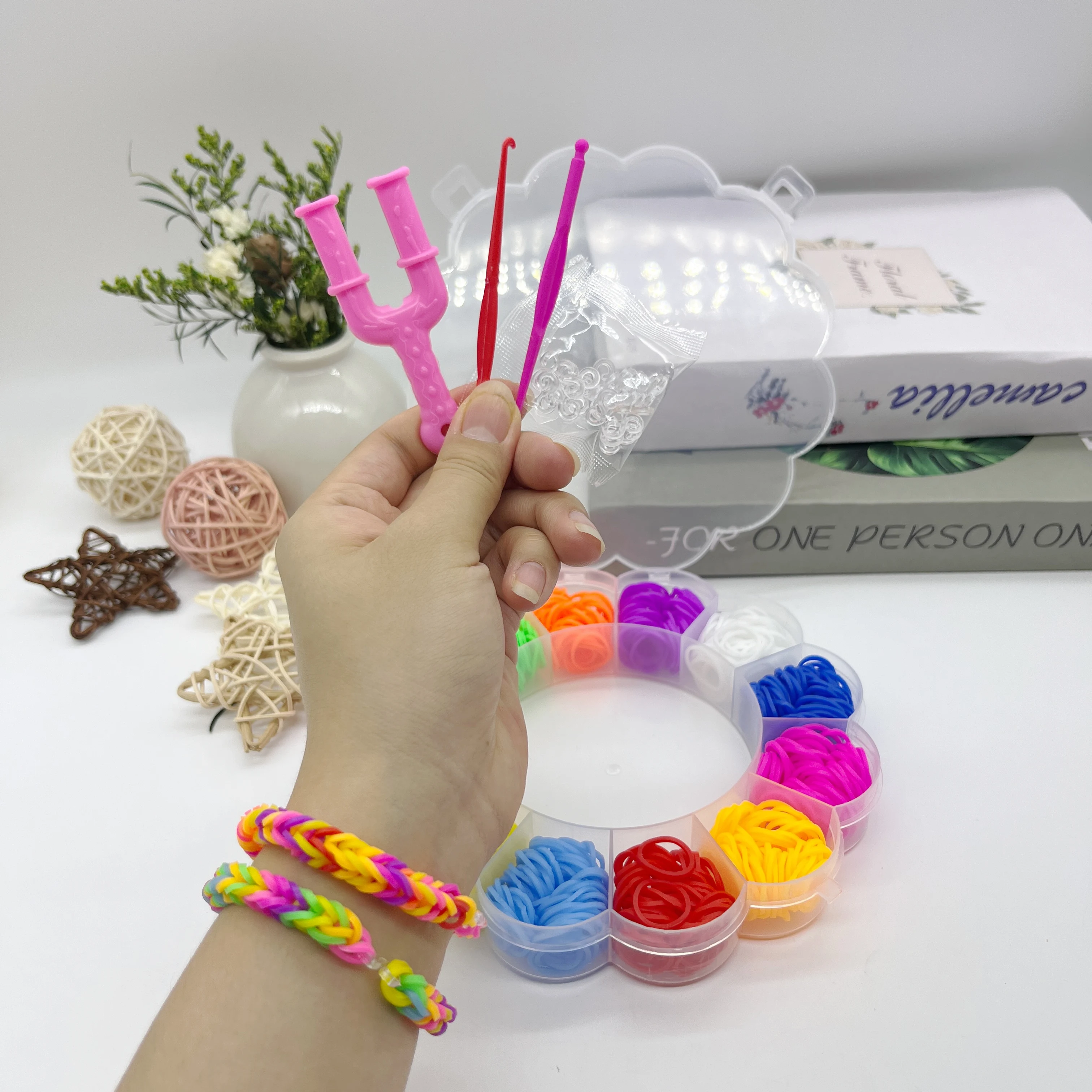 1 Box of Colorful Rubber Band Set, Includes 600 Rubber Bands, 1 Random Color Slingshot, Two Random Color Crochet Hooks, 24 Transparent S-Clips, Rainbow Friendship Bracelets, DIY Bracelet Set