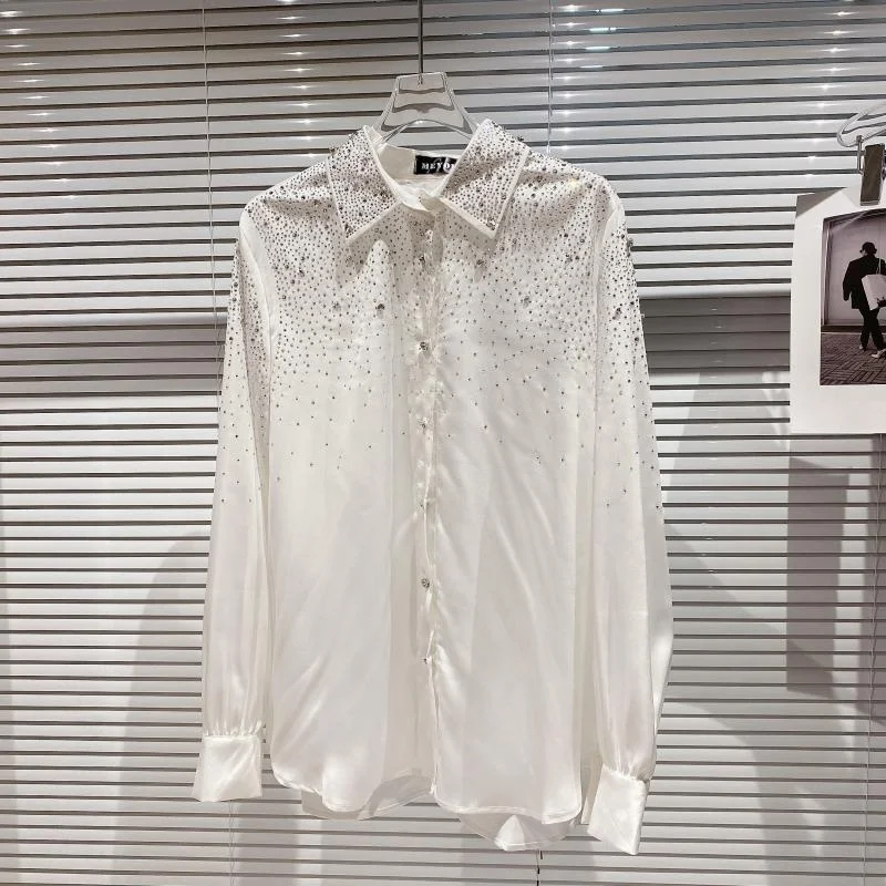 قميص حريري نسائي بتصميم متدرج من سلسلة دارك، بأكمام طويلة وطوق بولو، بأزرار، بتصميم مستقيم، من تشكيلة خريف 2025 الجديدة.