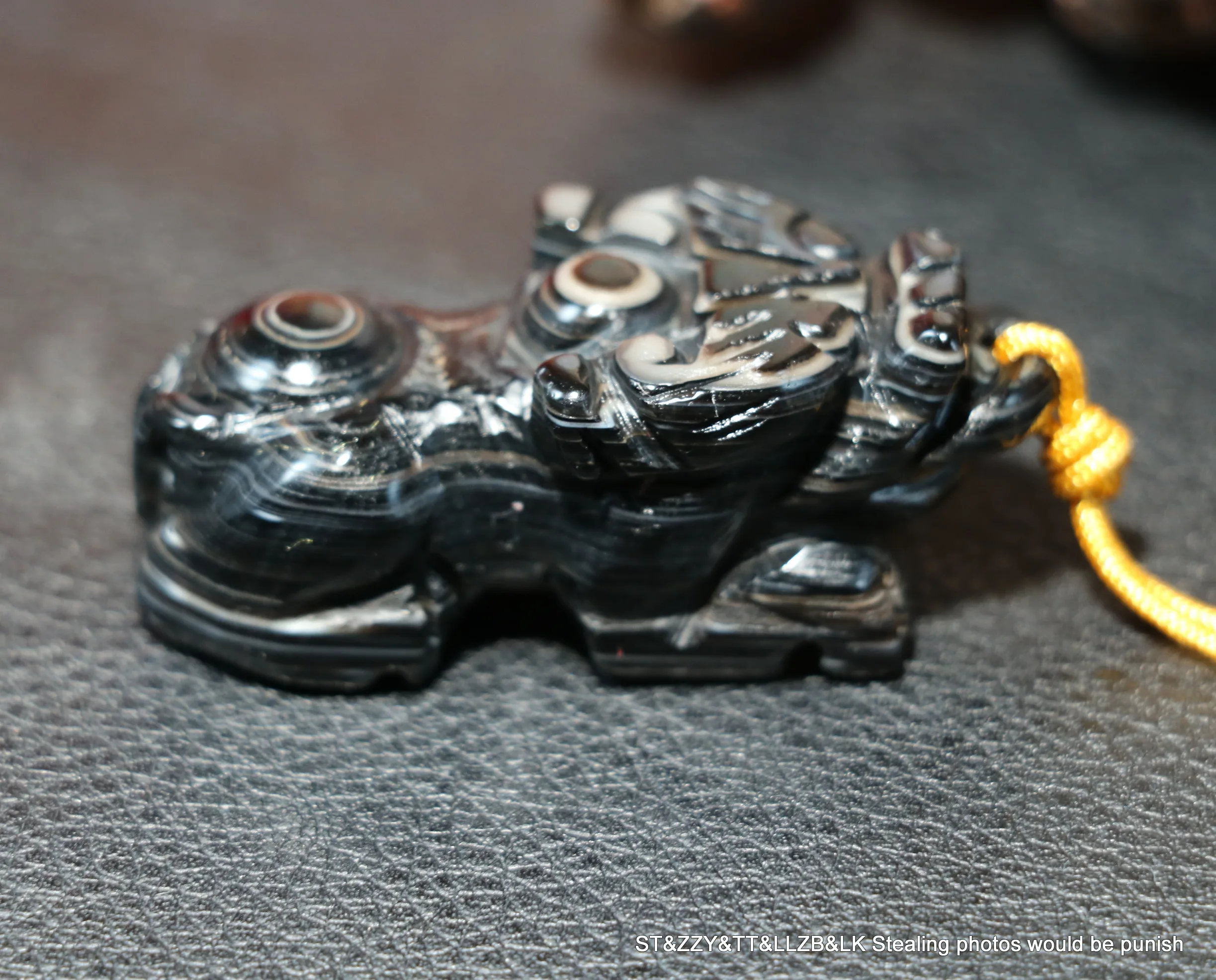 Energy Magic Power Tibetan Old Onyx Scultural Wealth God Heaven Eye totem dZi Bead Pendant Carving Timestown