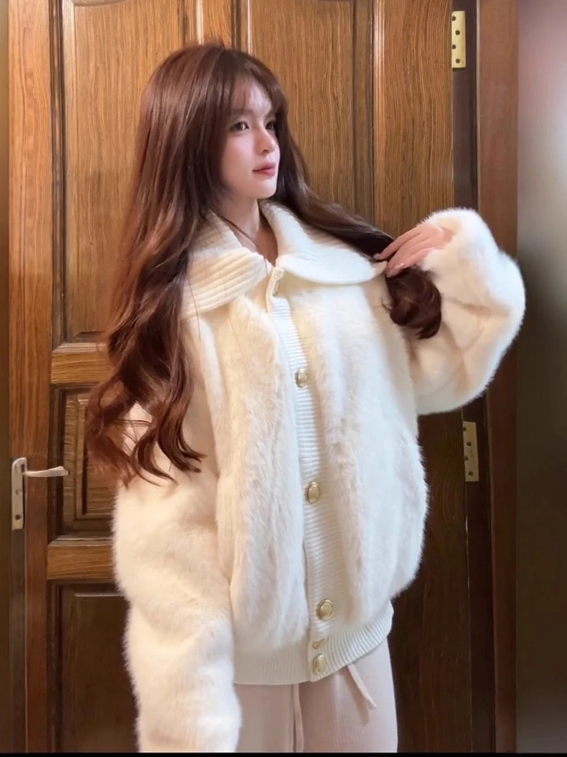 معطف فرو وصوف حلو وناعم وصديق للبيئة لشتاء المرأة، مظهر راقي مع رقعة محبوكة سميكة مبطنة بالقطن