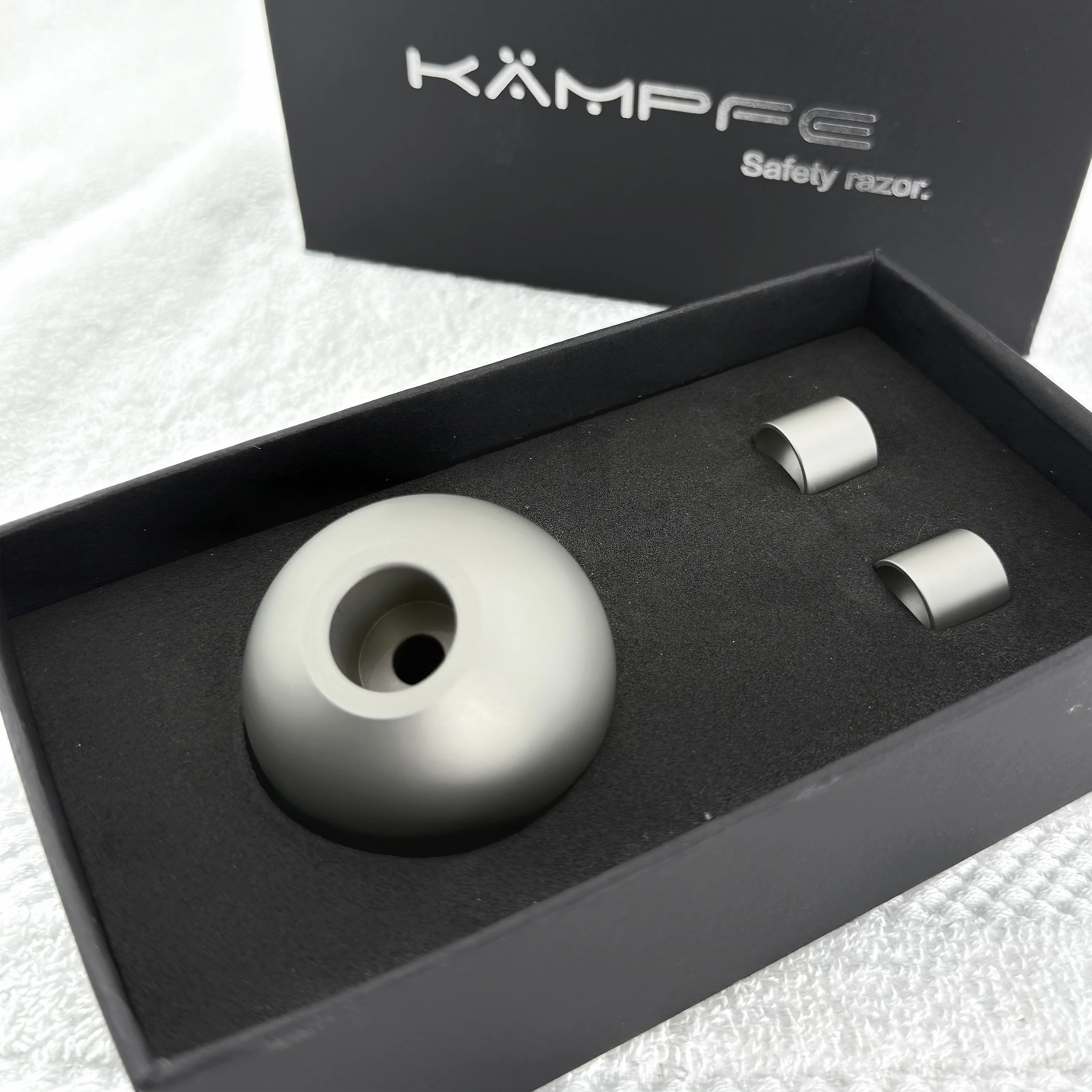 حامل ماكينة حلاقة آمن بقوس فضي من KAMPFE، حامل قاعدة ماكينة حلاقة من سبائك الألومنيوم للرجال، حامل ماكينة حلاقة يدوية كلاسيكية بثلاثة أقطار