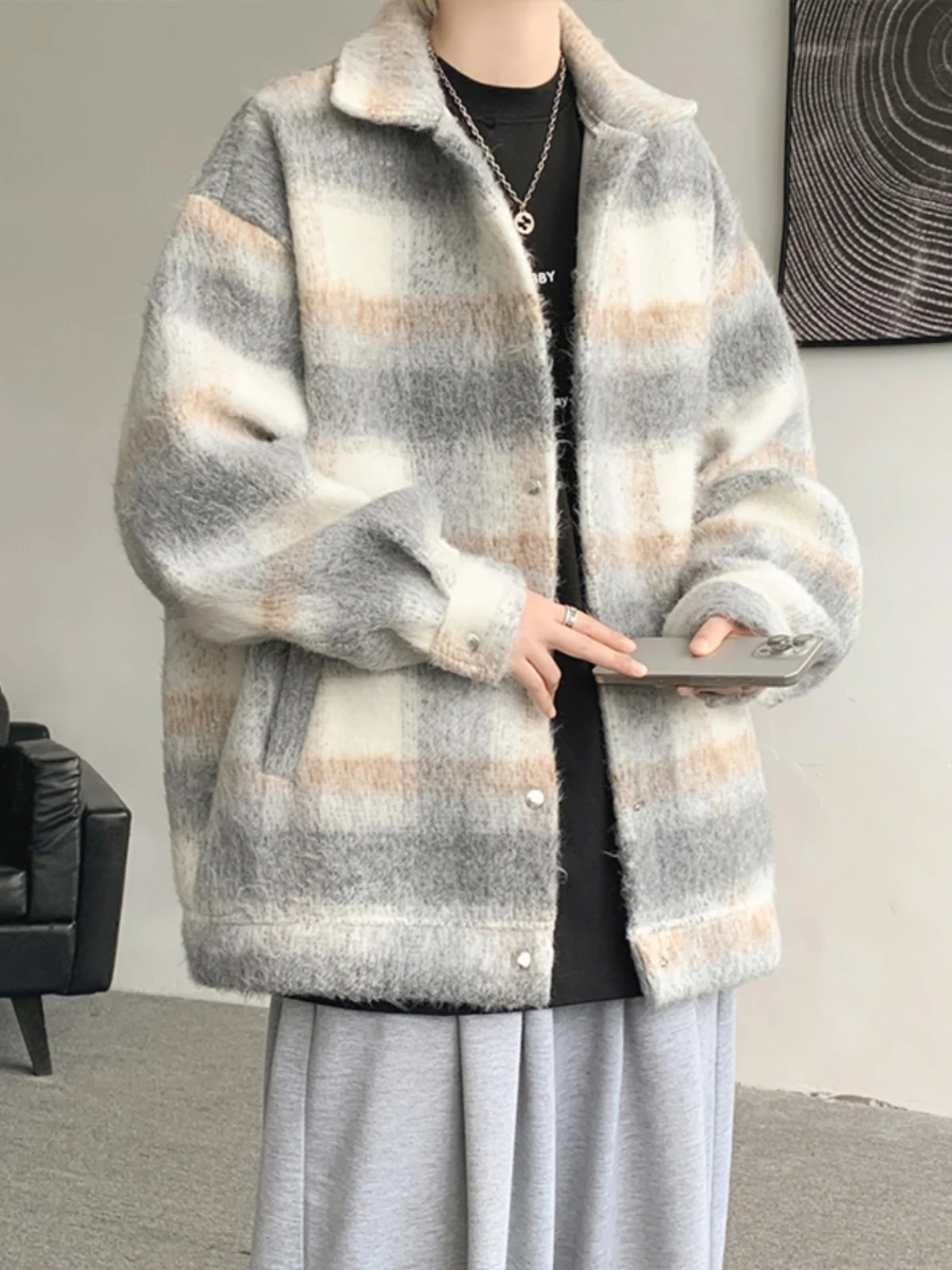 معطف صوف منقوش وردي عالي الجودة للرجال لخريف وشتاء 2025 رمادي فضفاض غير رسمي يومي بياقة مقلوبة وأكمام طويلة