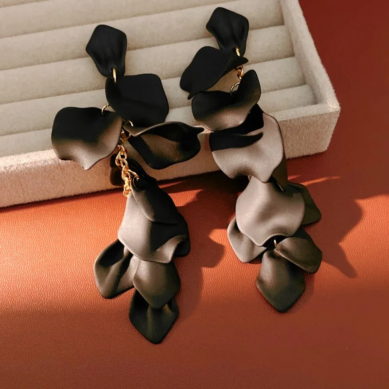 Pendientes colgantes de acrílico de color sólido con borlas largas de pétalos de rosa para mujer, pendientes de tuerca y de clip multicolor en rosa, naranja y otras tonalidades, joyería de moda.