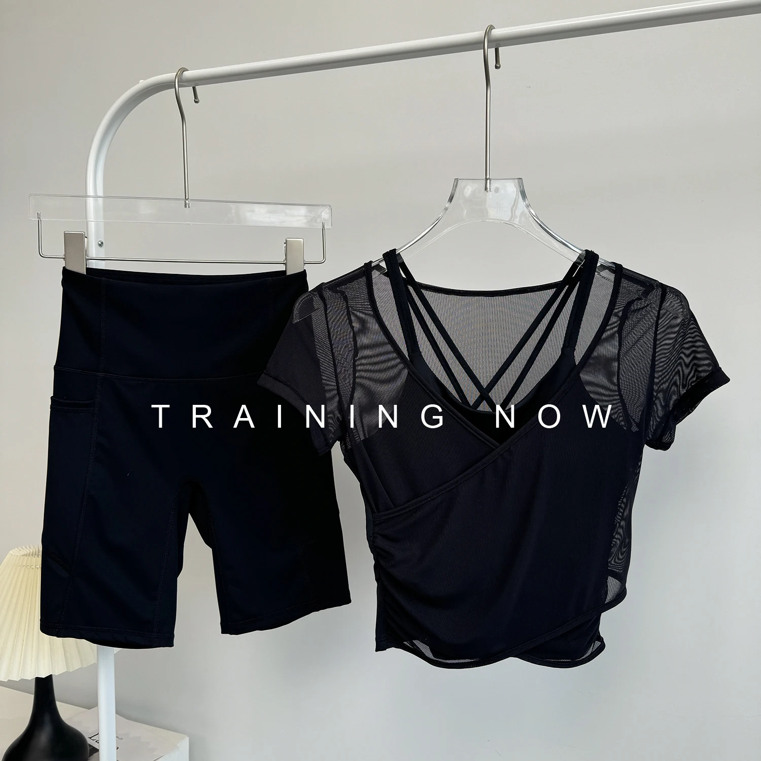 

Летний тренировочный костюм для бега для женщин с нагрудной подушечкой, костюм для йоги с короткими рукавами, высокой талией, подтягивающий бедра, упражнения для фитнеса