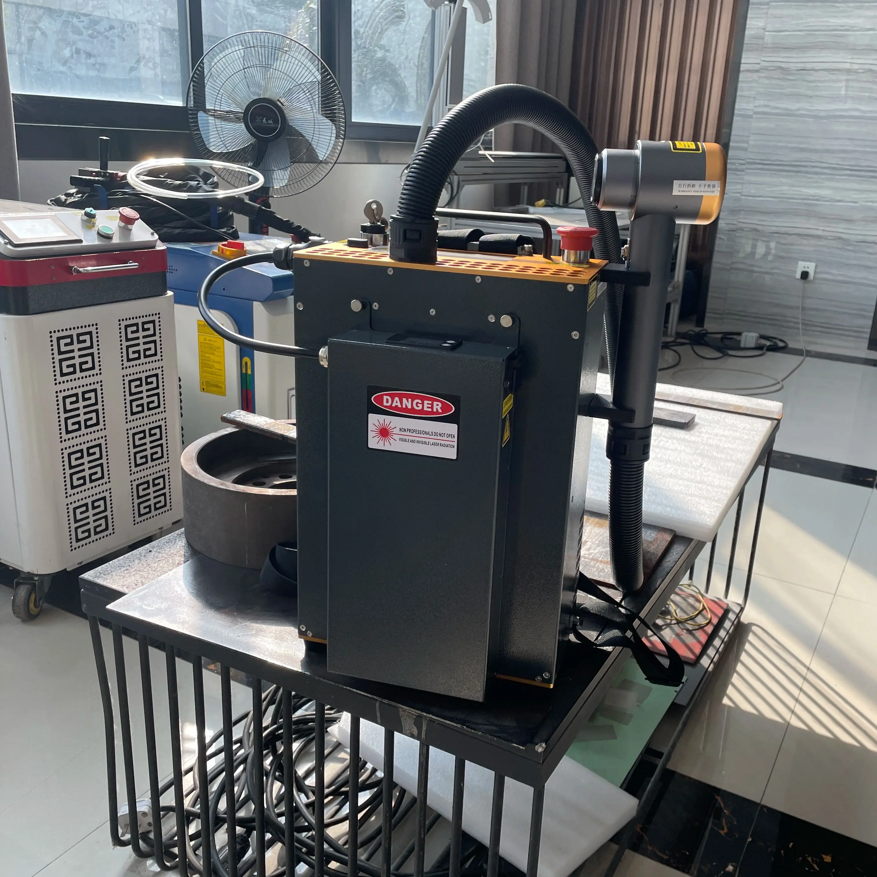BK-FLC100SC BK-FLC100S  laser cleaning machine 100W rust wood metal oil layer removal laser cleaning