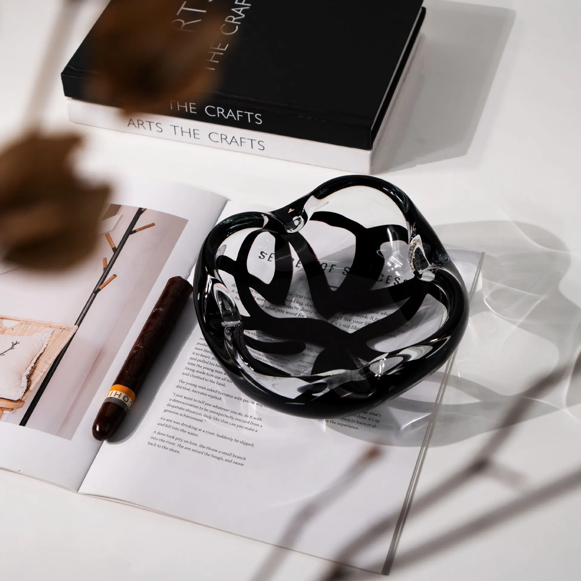 

Simple light luxury black glass ashtray model room living room coffee table decoration ornament countertop artwork desktop