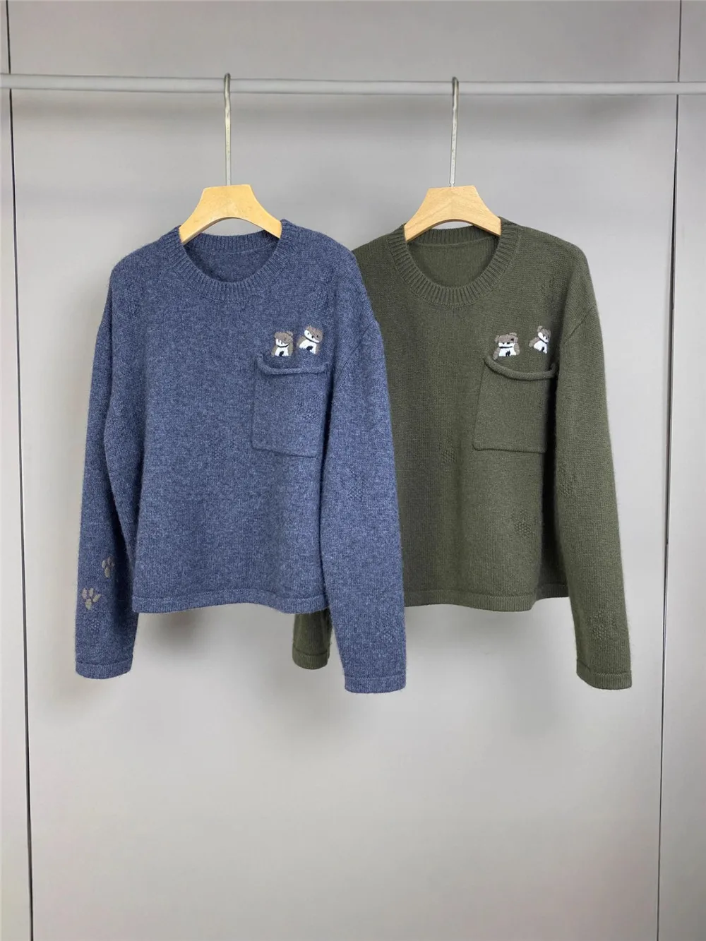 

Женский осенне-зимний новый прочный кашемировый вязаный свитер с круглым вырезом и карманом в виде медведя