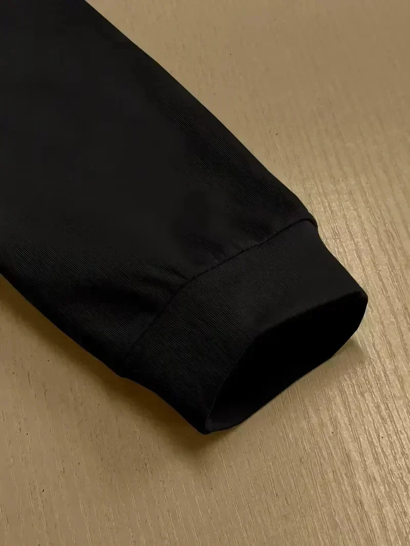 Jaket olahraga berkerudung pria ukuran besar longgar dengan motif cetak, cocok untuk dipakai di musim gugur dan musim dingin 2025-2026.