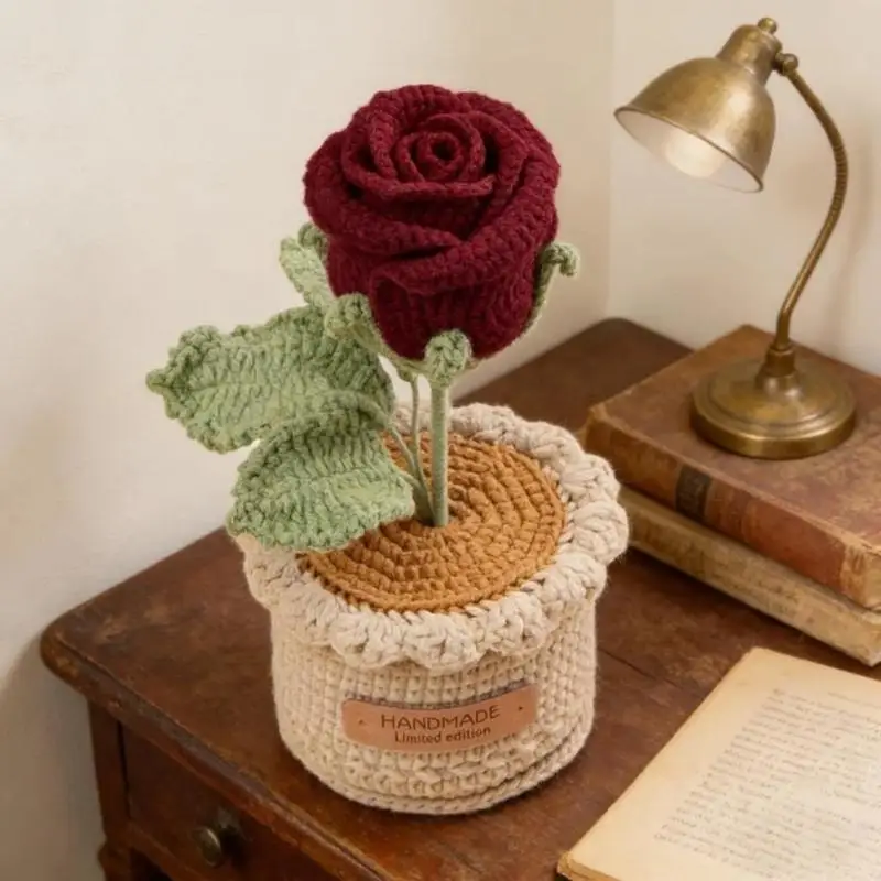 Gehäkeltes Rosen-Blumenarrangement mit gestrickter Vase, Topfpflanze-Ornament, elegantes Tischdekorationsstück für Wohnzimmer,