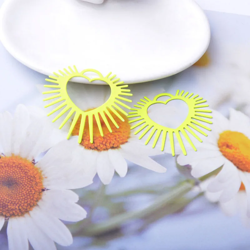 20 Stück AB8806 Messing-Schmuckanhänger in Hellgolden, Herz-Charms, fluoreszierendes Gelb, Anhänger für DIY-Schmuck, Ohrringe, Halsketten, Accessoires für Frauen – Detail 7