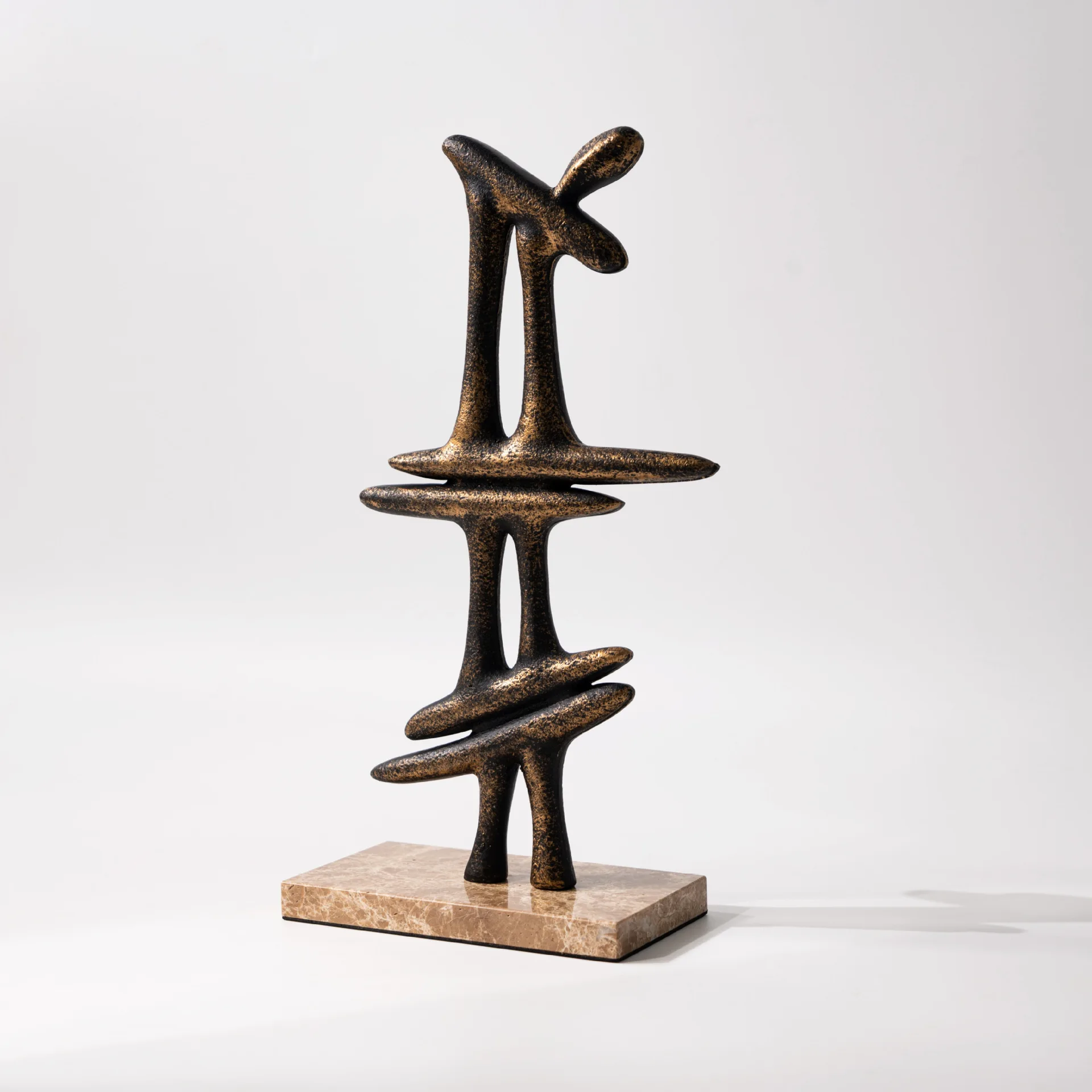 

Modern retro light luxury art abstract geometric sculpture ornament model house wine cabinet medieval decoration