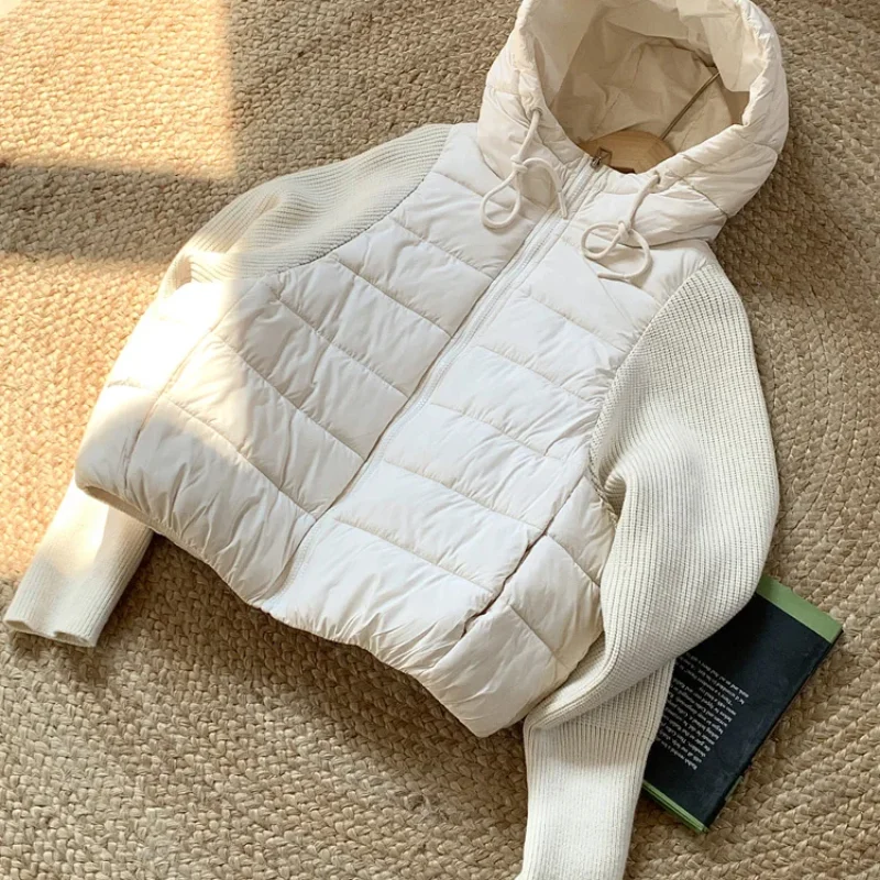 เสื้อแจ็คเก็ตผ้าฝ้ายแบบสั้นทรงเข้ารูปสำหรับผู้หญิง รุ่นใหม่ประจำฤดูหนาวปี 2025 เสื้อสเวตเตอร์ถักน้ำหนักเบาแบบต่อผ้า  พร้อมเสื้อโค้ทผ้าฝ้ายแบบต่อผ้า