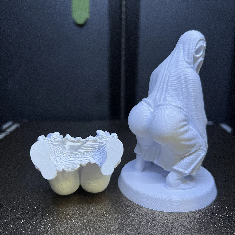 Tanzender Geister-Statuette mit ausgeprägtem Gesäß, 3D-gedruckte Geister-Statue mit tanzendem Gesäß, der Geister-Mörder liebt mollige Gesäßpartien und schreit vor Schreck, Halloween-Scherzartikel, eine gruselige Dekoration, geeignet für Spukhäuser oder als Tischdeko. Sobald Sie diese mit ausgeprägtem Gesäß auf Ihren Tisch stellen, werden Sie nicht mehr aufhören zu lachen. Humorvolle Halloween-Dekorationsartikel und Accessoires, das perfekte Halloween-Geschenk. – Detail 3