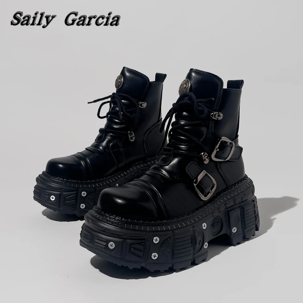 Stivali da moto corti da donna con lacci con plateau nero opaco 2024 nuove scarpe in stile Punk in microfibra stivali con decorazione in metallo con