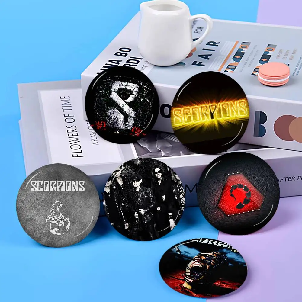 Band S-Scorpion 58mm Niedliche Anime-Figur Icon-Abzeichen Handgefertigte Weißblechbrosche für Rucksack Kleidung Brustornament Geschenke