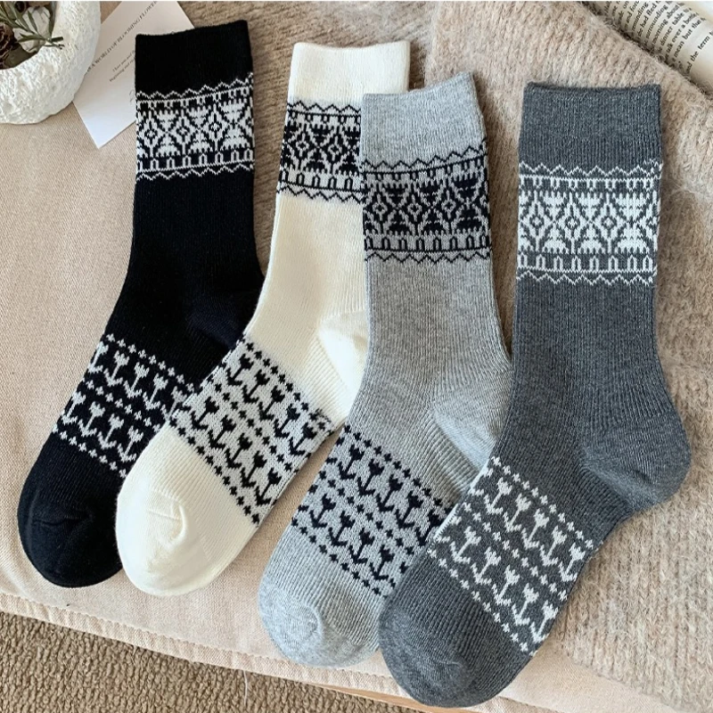 4 Paar mittellange Damen-Socken für Herbst und Winter, Retro, einfache, bequeme Baumwollsocken, atmungsaktive, schweißabsorbierende Freizeitsocken