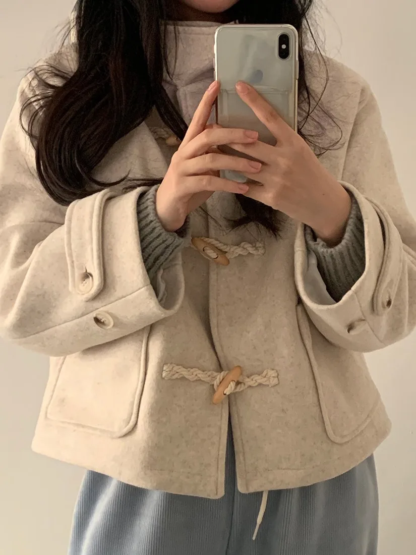 

Шикарное осенне-зимнее шерстяное женское пальто свободного покроя со шляпой в стиле ретро, дизайн на пуговицах, большой универсальный повседневный верх...