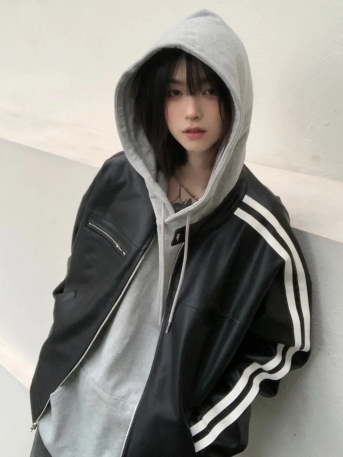 

Модная молодежная мужская байкерская куртка из искусственной кожи с пэчворком и полосками, воротником-стойкой, на молнии, с длинными рукавами, свободного кроя, весна-осень