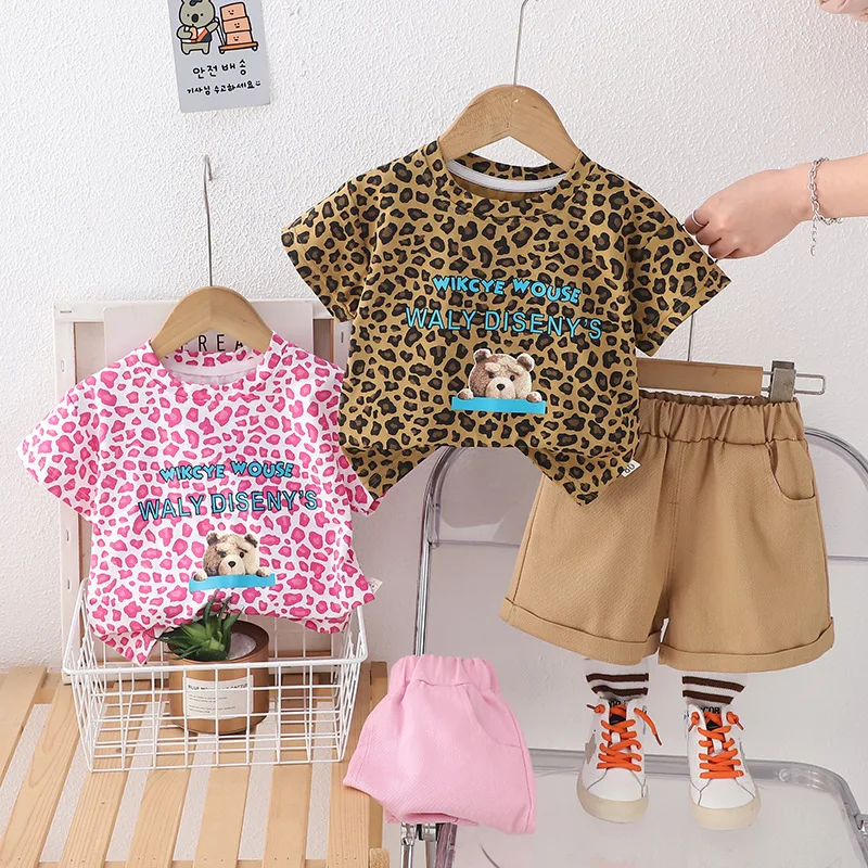 

Детский летний костюм, одежда для малышей для мальчиков и девочек, очаровательные футболки с короткими рукавами и буквенным принтом + шорты, 2 шт./компл., модная повседневная одежда